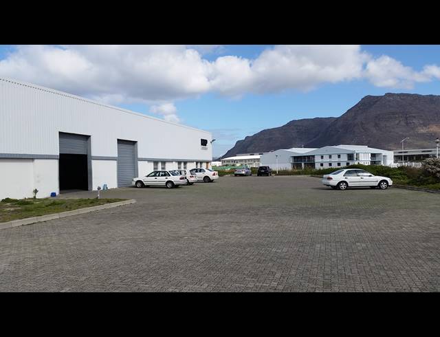2,100M² WAREHOUSE RENTED IN CAPRICORN